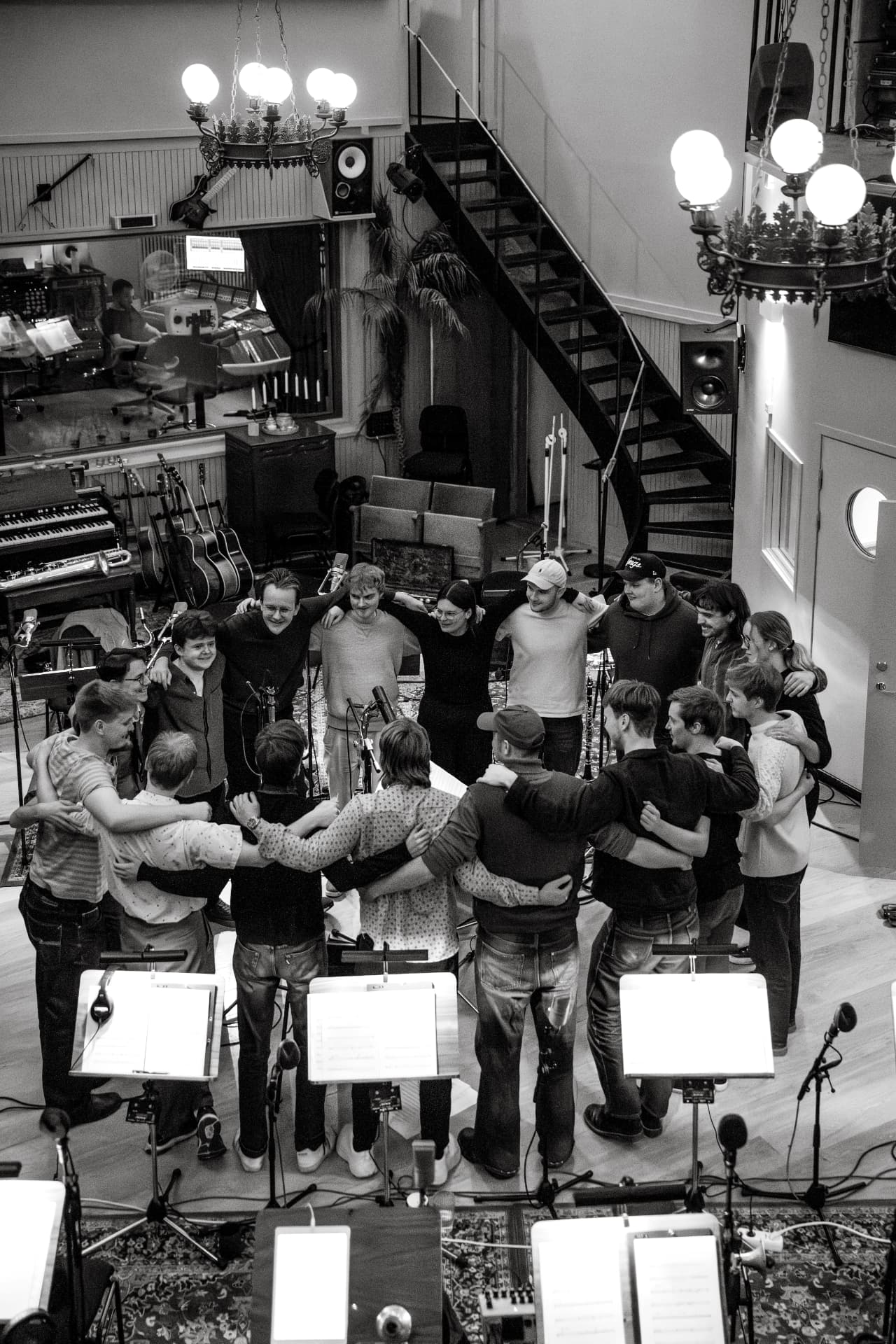 Maja Svantesson Orchestra i en ring i studion