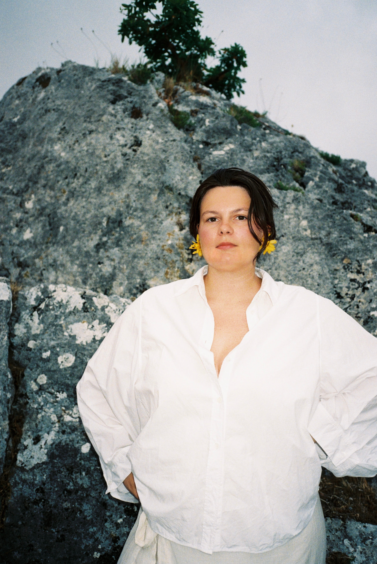 Porträtt av Maja Svantesson vid klippformation