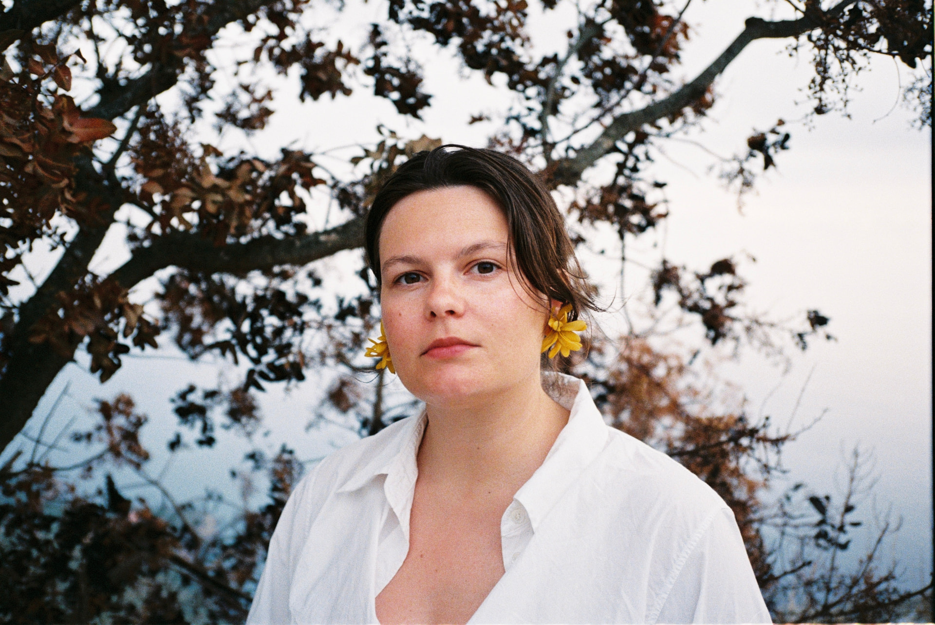 Närbild av Maja Svantesson framför träd